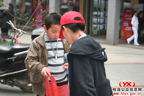 共青团攸县县委组织206名志愿者参与“城市提质”战役