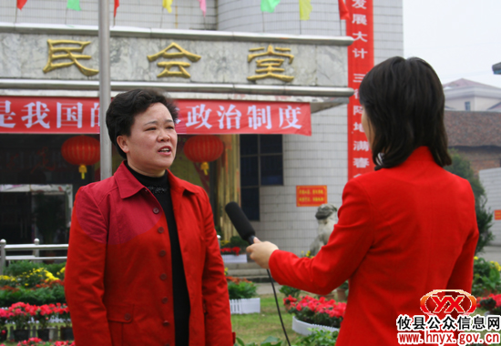 攸县十五届人大四次会议秘书长黄清秀接受媒体采访