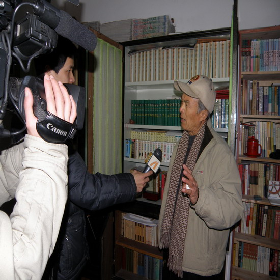 多家媒体记者采访退休回攸大学教授夏昭炎