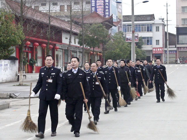 县城管局积极开展“3.5”活动