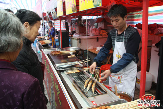 攸县首届美食•商品博览会因雨改为明天正式开幕