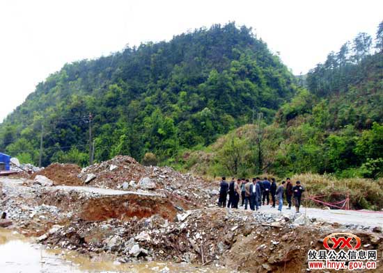 攸县鸾山镇正在抢修境内一段被毁的S315公路