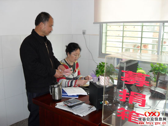 攸县民政局机关工作人员今日当场为玉树捐款逾万元