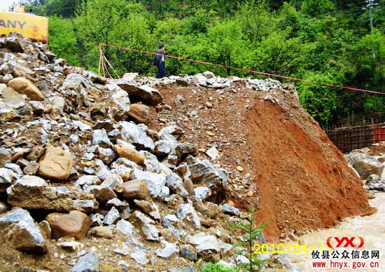 攸县鸾山镇正在抢修境内一段被毁的S315公路