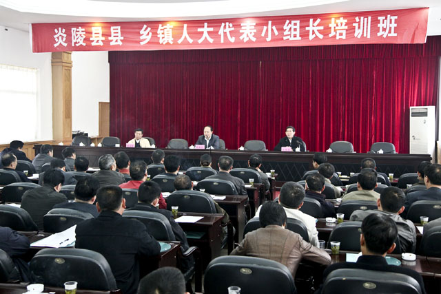 周建光县长为人大代表讲课