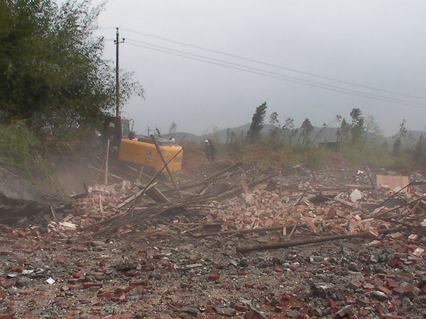 华强项目建设推进有序 1日拆除两处违法建筑（视频）