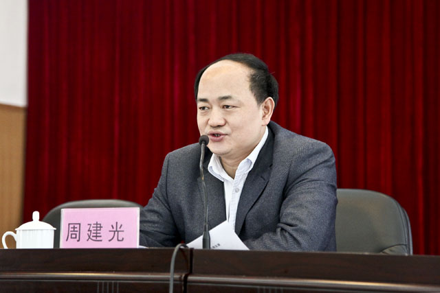 周建光县长为人大代表讲课