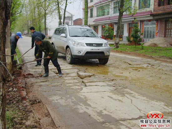 攸县交通部门组织力量抢修水毁道路保畅通