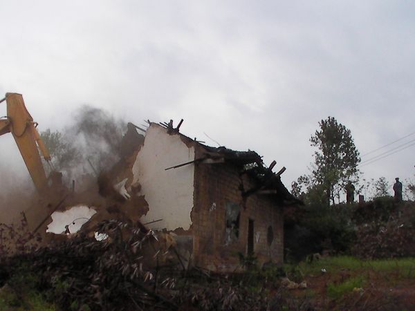 华强项目建设推进有序 1日拆除两处违法建筑（视频）