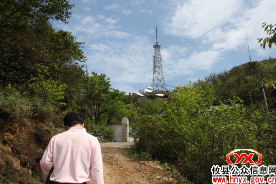 迎“五一”：攸县酒埠江镇中学举行爬紫云峰比赛