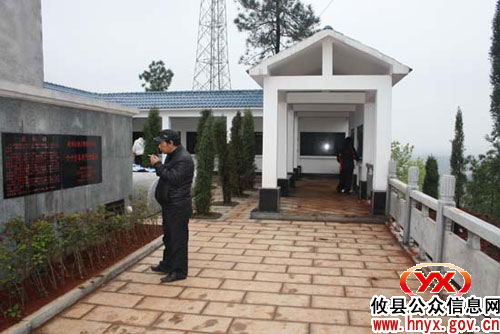 清明节人们自发到网岭六十分为先烈扫墓