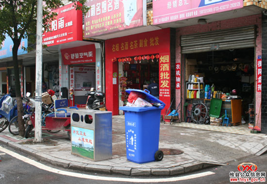 城市提质战：又一批新式垃圾桶“移动”在县城主街道