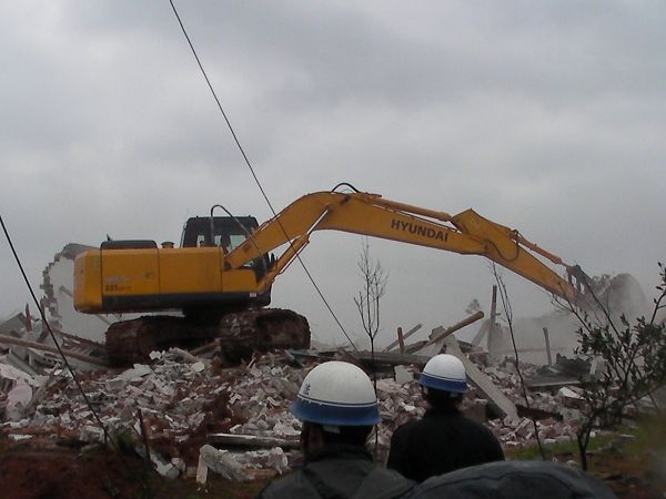 华强项目建设推进有序 1日拆除两处违法建筑（视频）