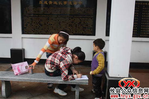 清明节人们自发到网岭六十分为先烈扫墓