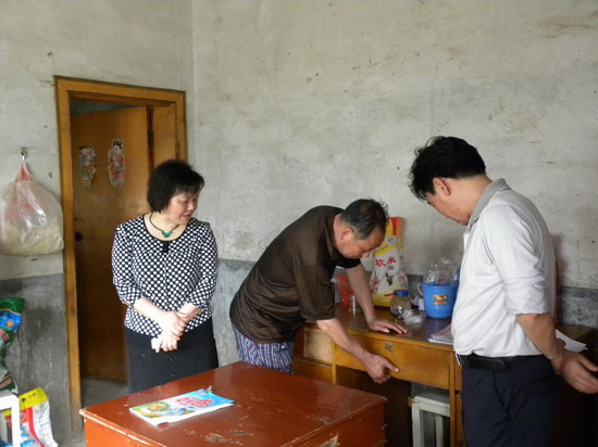 谈湘旭一行突击检查校园安全管理工作