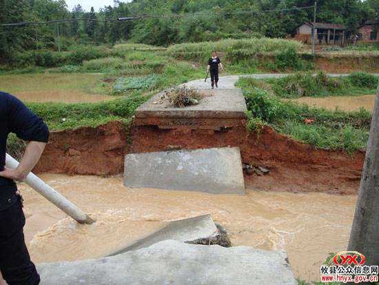 邝邹飞、胡湘之等前往槚山乡察看灾情指导救灾工作