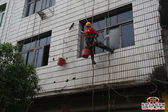 攸县新城路加紧“穿衣戴帽”，部分店牌合格保留