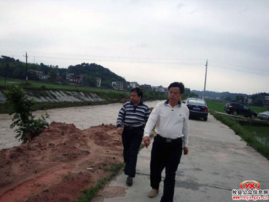株洲市民政局副局长颜金仲到槚山乡察看灾情