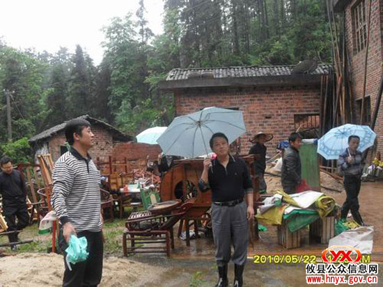 尹诺昂到攸县湖南坳乡察看灾情并看望灾民