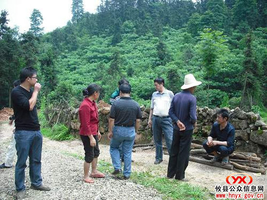市国土局傅坚一行到攸县湖南坳乡进行灾后地质勘察