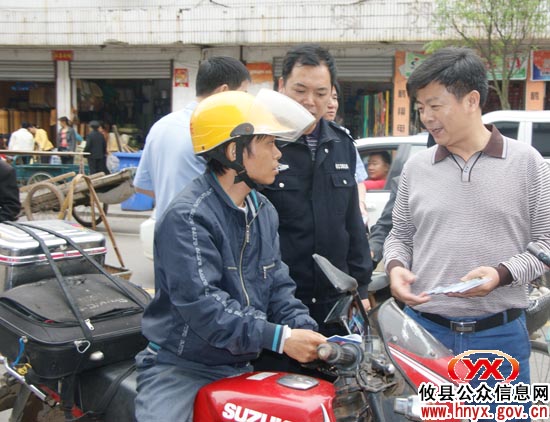 陈运发“午休”时领队上街入店搞规劝