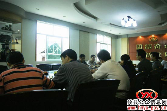 邓元连到县房产局调研指导工作