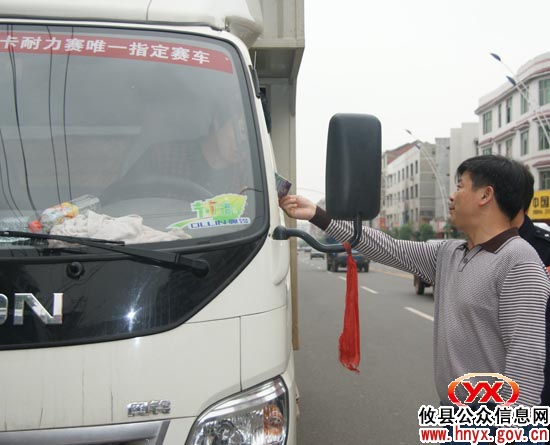 陈运发“午休”时领队上街入店搞规劝