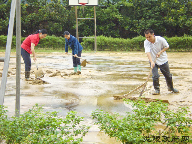 暴雨山洪肆虐校园 教职员工奋力抢险