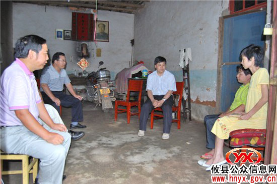 攸县人口计生局干部走访慰问患重病计生工作人员