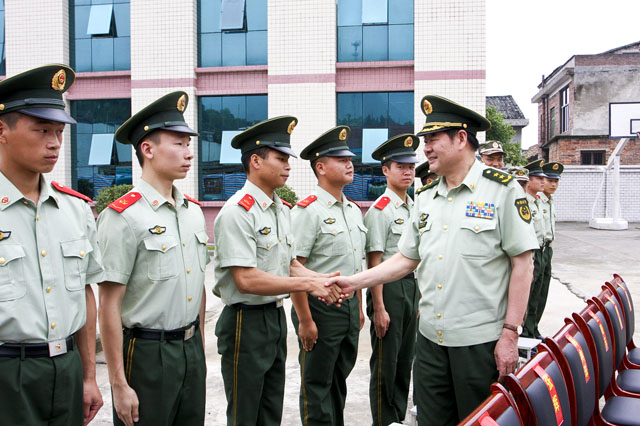 中国人民武装警察部队副司令员何映华一行来炎陵武警中队视察