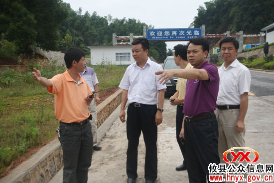 胡湘之一行到酒埠江镇督查指导“三大战役”工作