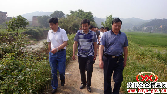 市人大常委会农工委肖渊泉一行到槚山乡察看被水毁工程