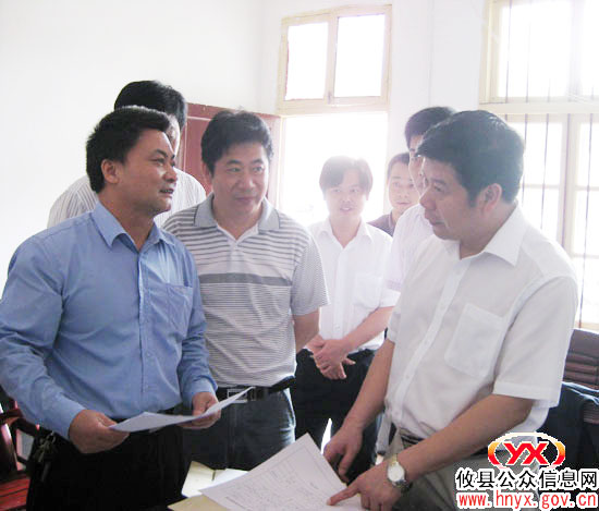 邝邹飞一行到皇图岭镇调研指导工作