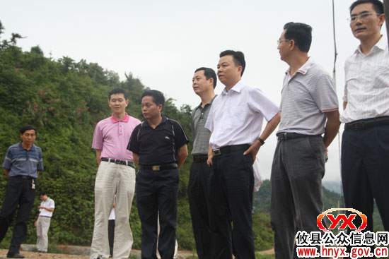 胡湘之一行深入丫江桥、皇图岭镇视察指导防汛工作