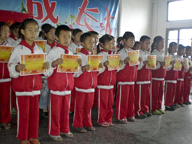 中村乡民族学校六一活动丰富多彩