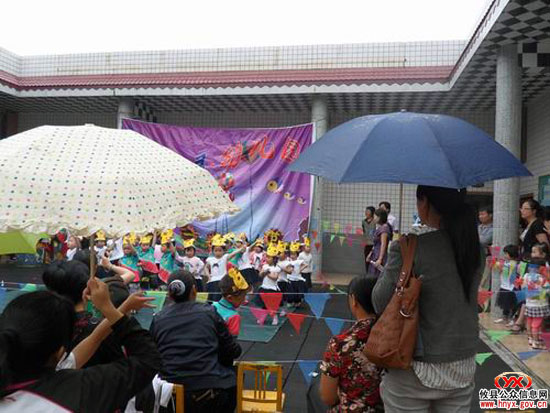 庆祝“六一”：攸县新市镇组织部分干部到幼儿园过“节日”