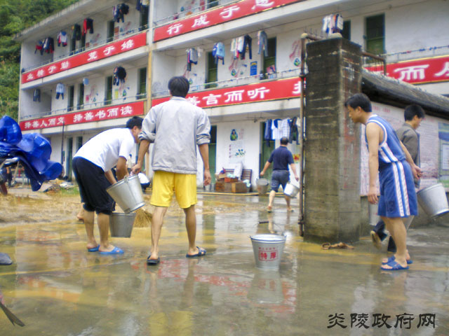 暴雨山洪肆虐校园 教职员工奋力抢险