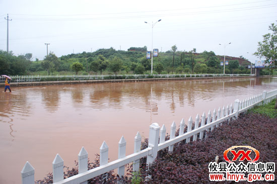 攸县城区大水淹路，有关部门紧急行动险情得以控制