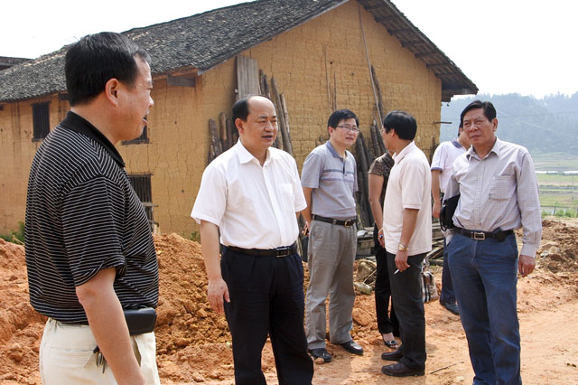 周建光到霞阳镇督查“三高一铁”安置点