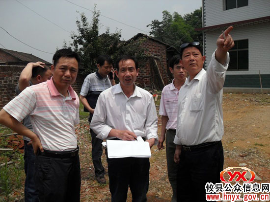 攸县移民办派员到酒埠江镇检查移民安置工程情况