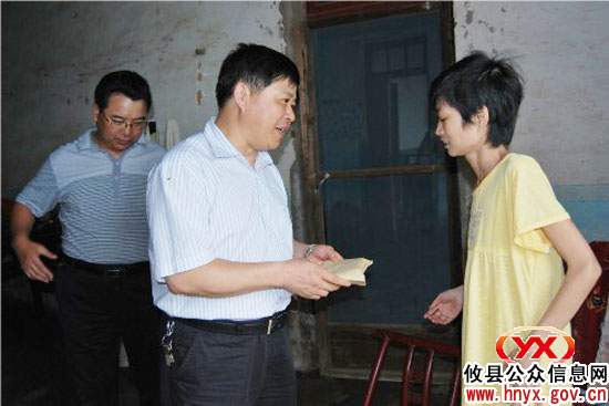 攸县人口计生局干部走访慰问患重病计生工作人员