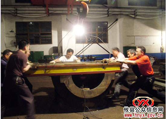 湘化机党员带头进行义务劳动以促生产
