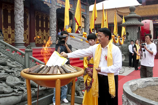 威胜集团隆重举行祭祀炎帝陵典礼并为炎帝陵建设捐款百万元