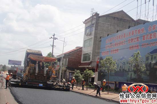 106国道攸县上云桥段路面铺油正在进行