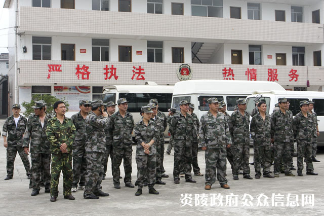 我县县级干部参加军事日活动