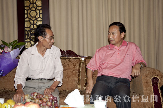 图片新闻：陈君文、李晖看望“村官”兰才干