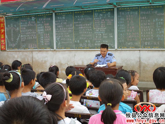 团县委特邀交警为留守学生进行交通安全知识讲座