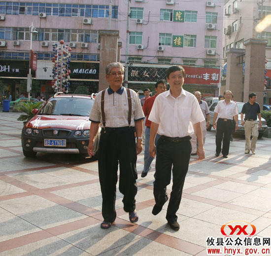 株洲市政府原市长薛厚民一行来攸县参观考察城市建设