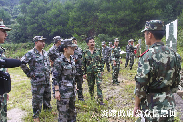 我县县级干部参加军事日活动