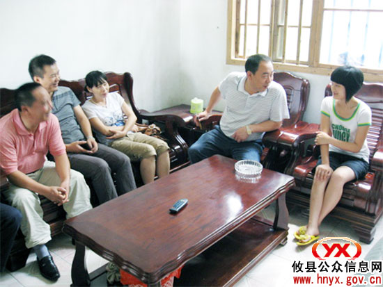 攸县网岭镇党政主要负责人看望全县今年高考文科状元谭贞